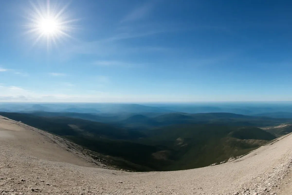 Coucher de soleil spectaculaire depuis le sommet du Mont Ventoux avec mer de nuages sur la plaine provençale, ciel dégradé de orange à violet