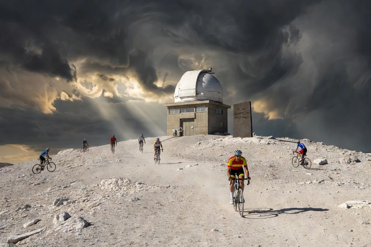L'observatoire météorologique au sommet du Mont Ventoux avec la stèle Tom Simpson