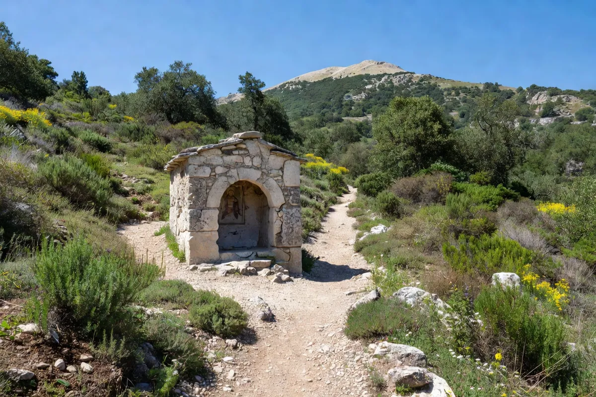 Oratoire en pierre au bord d’un chemin de randonnée sur le versant sud du Mont Ventoux entouré de garrigue