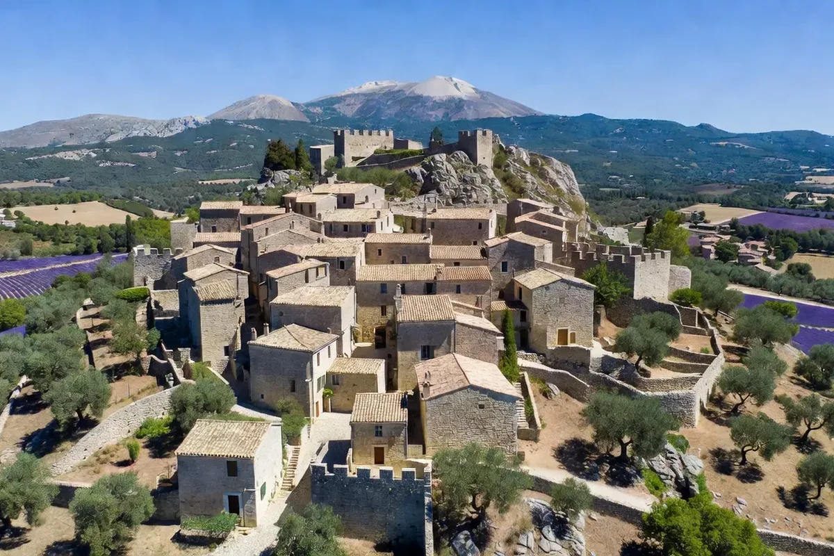 Les villages autour du Mont Ventoux : 8 incontournables du Vaucluse provençal
